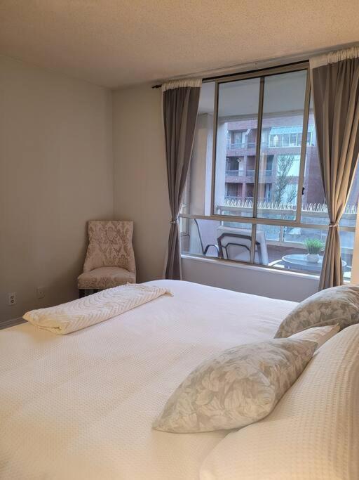 Beautiful 2 Beds Dwtn Apt Free Parking King Bed Apartment แวนคูเวอร์ ภายนอก รูปภาพ